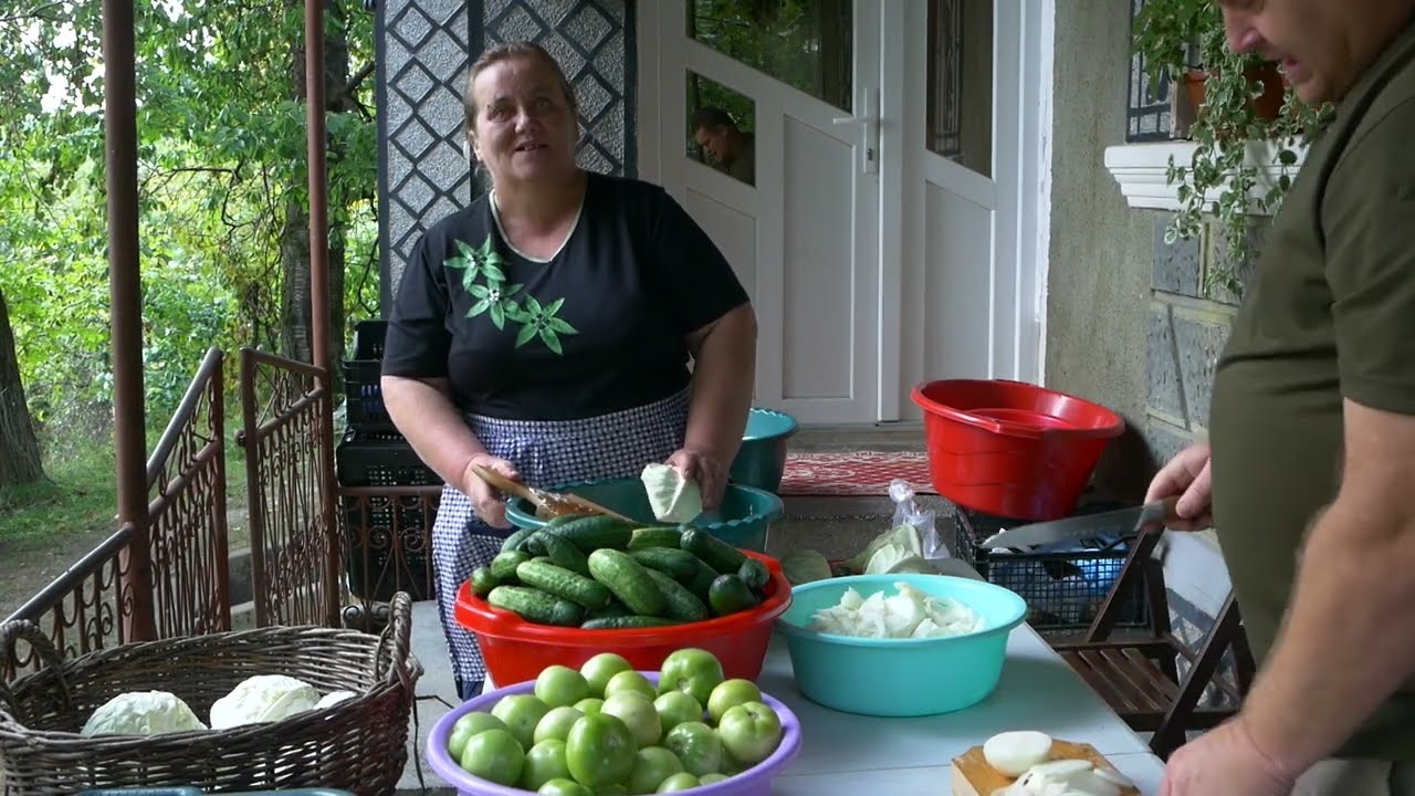 Murătură asortată cu varză ,gogonele ,ceapă și ardei