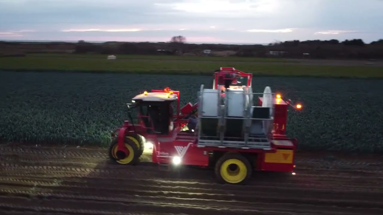 Leekharvester 3 wheels on rolls, récolteuse de poireaux sur 3 roues, preirooier op 3 wielen