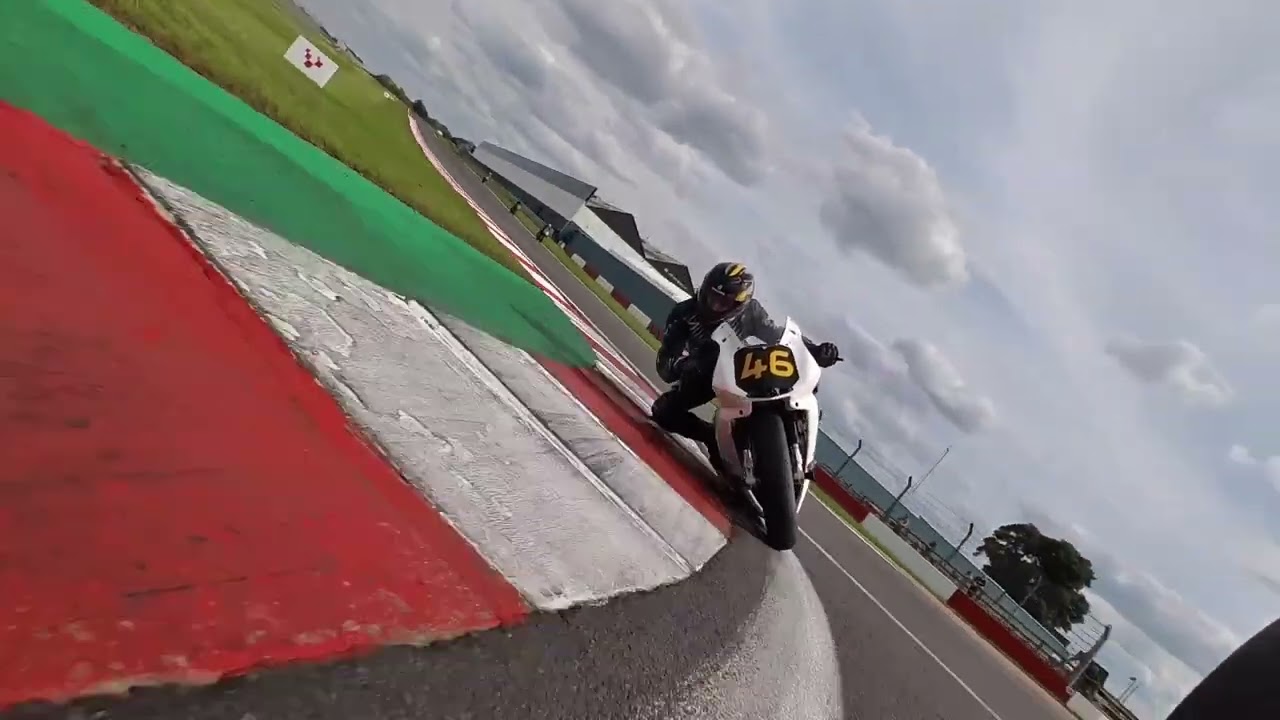 Thrilling Supermono motorcycle race onboard action Donington Mike Spike Edwards v. Joe Woodward