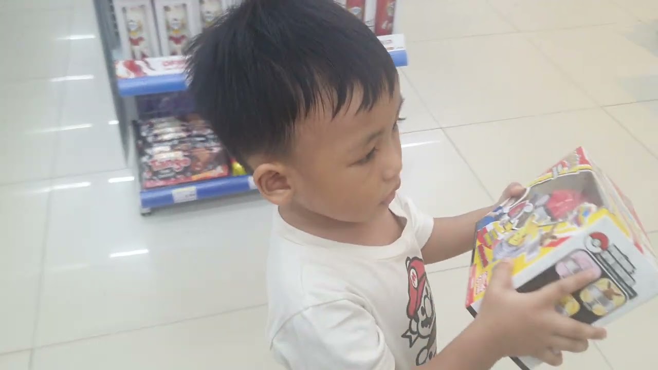 Beli snack di Indomaret
