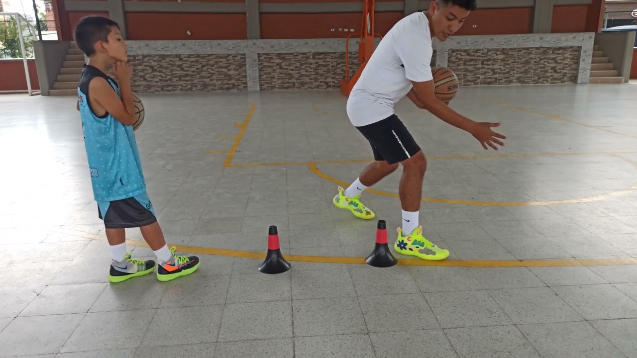 COMO ENSEÑAR DRIBLING DE PROTECCION, EN JUEGO REAL A NIÑOS PRINCIPIANTES U7.