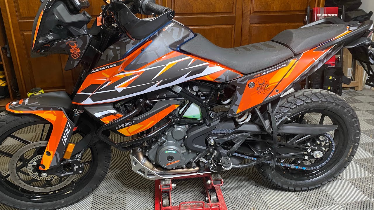 Pose d’un kit déco personnalisé Kutvek sur une KTM 390 Adventure