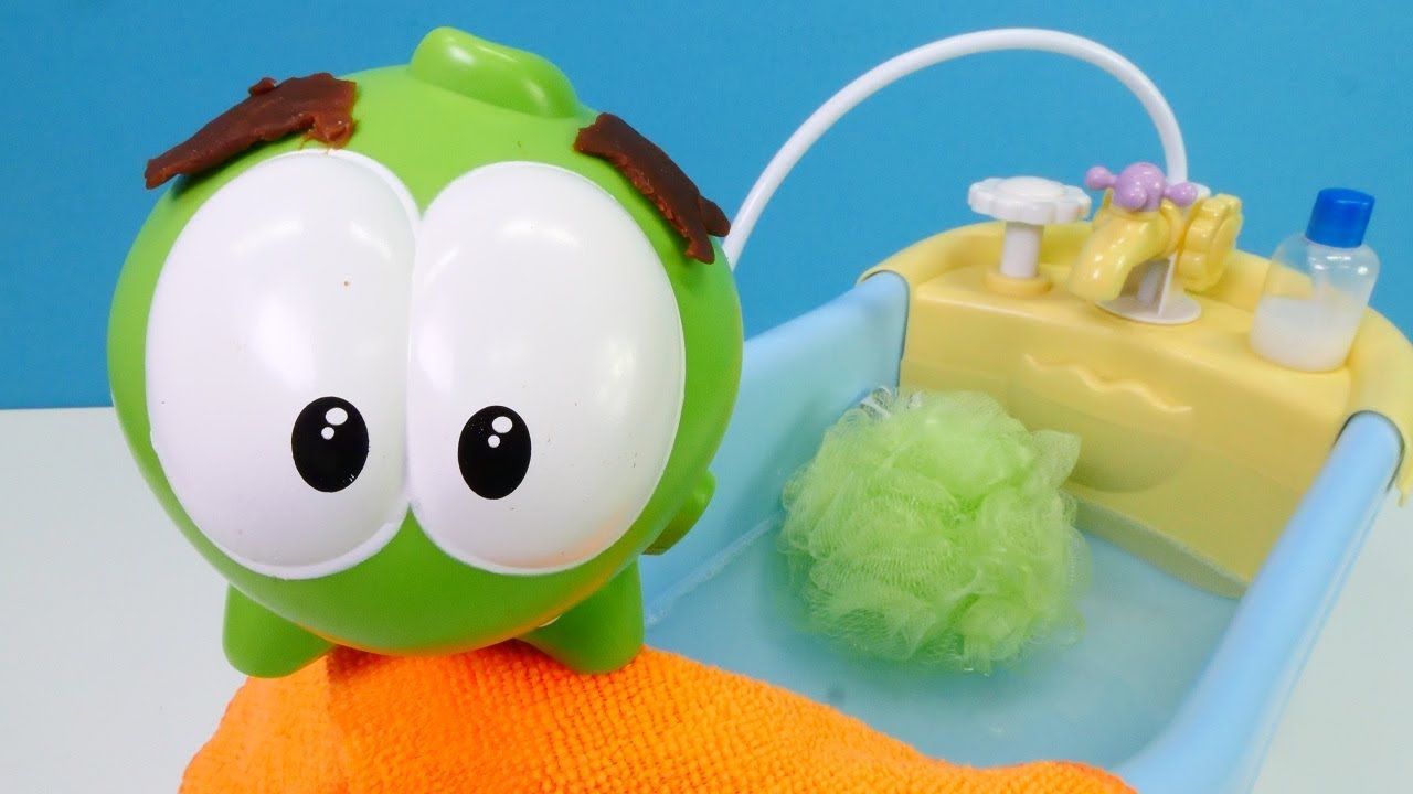 Om Nom toma un baño. Vídeo infantil. Om Nom en español.