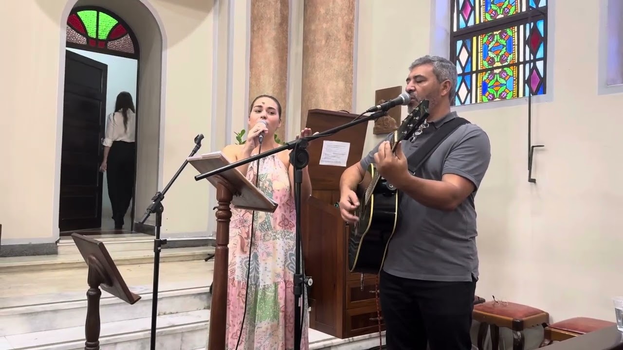 Por entre aclamações Deus se elevou, o Senhor subiu ao toque da trombeta!