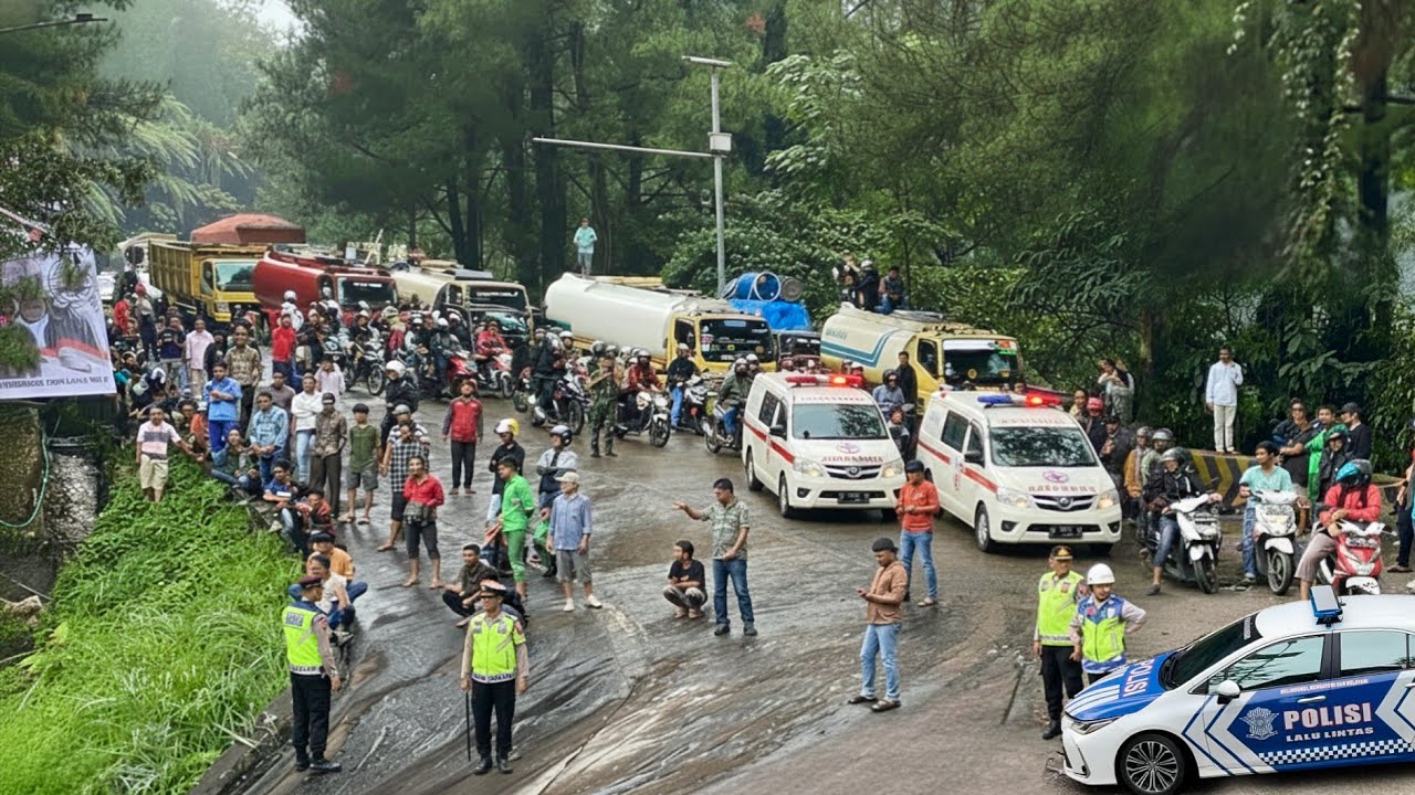 POLISI LANGSUNG DATANG !!! TRAGEDI PALING BURUK, Sopir Truk Terjun Ke Jurang Tikungan Sitinjau Lauik