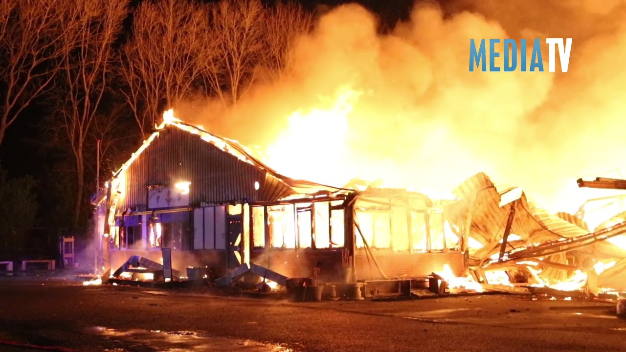Enorme brand verwoest houthandel Krommedijk Zuidland
