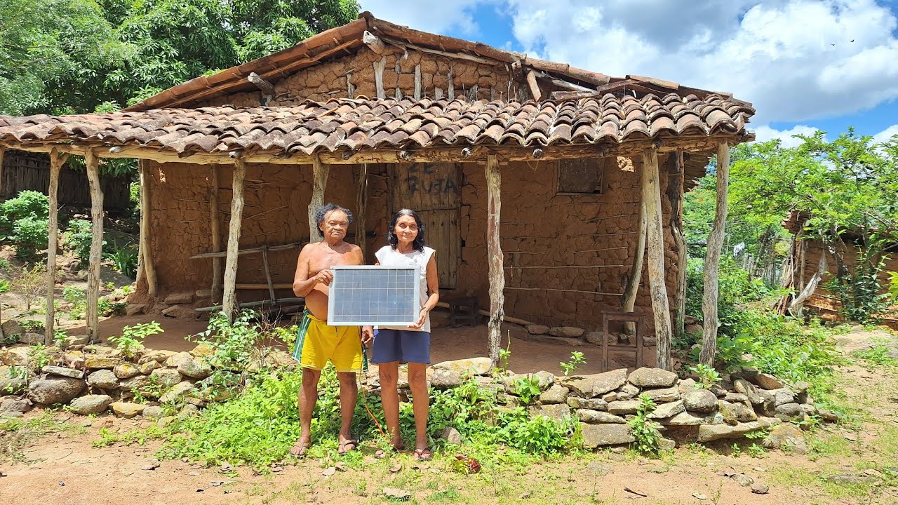 LEVAMOS ENERGIA PARA O CASAL QUE VIVE ISOLADO HÁ MAIS DE 70 ANOS