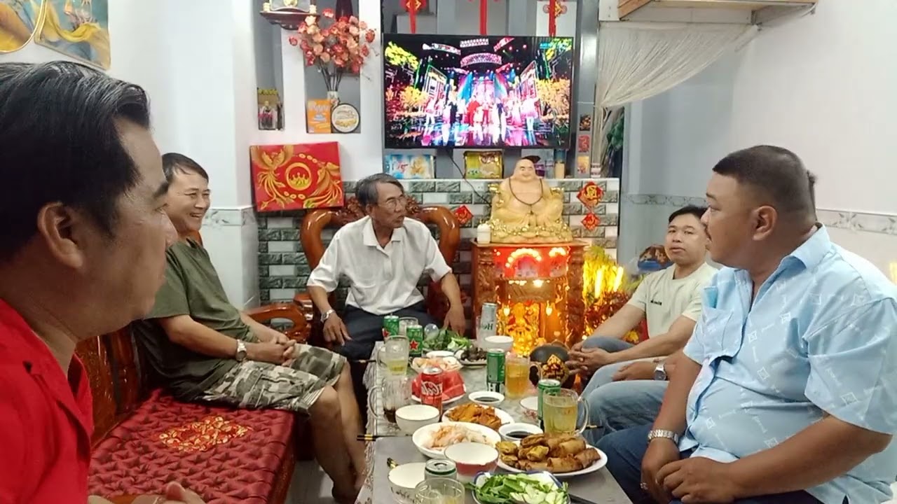 Mùng 1 Qua nhà ngoại 5 chúc Tết và ăn uống. Gia đình đông vui