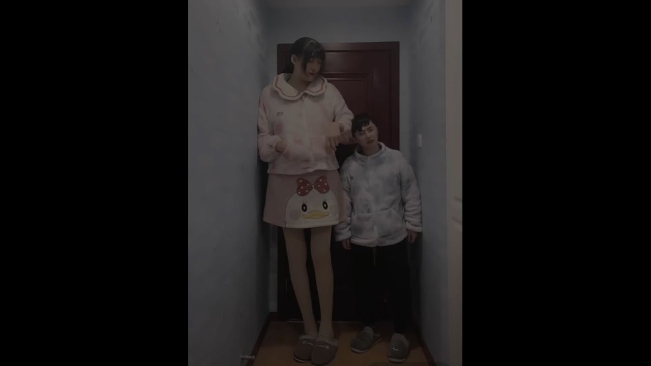 2.20 meters tall girl with short boyfriend.