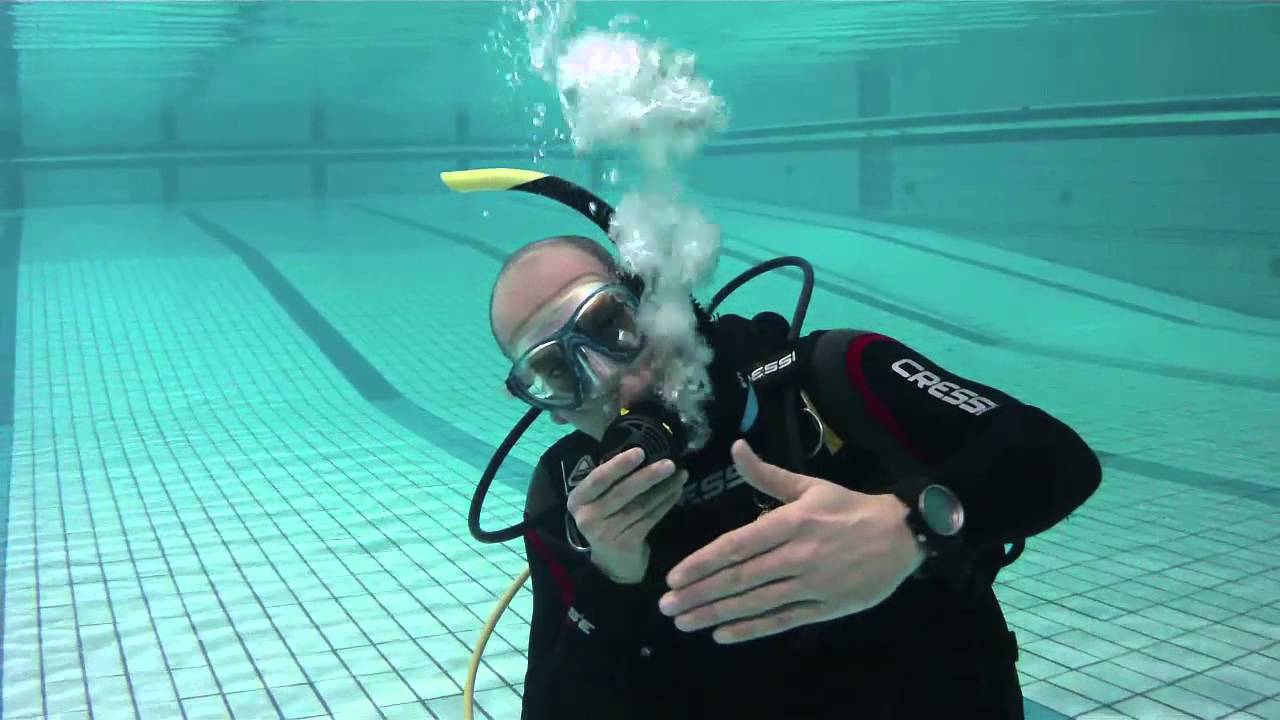 PADI Divemaster IDC Skill 11: Atmen aus abblasendem Lungenautomat