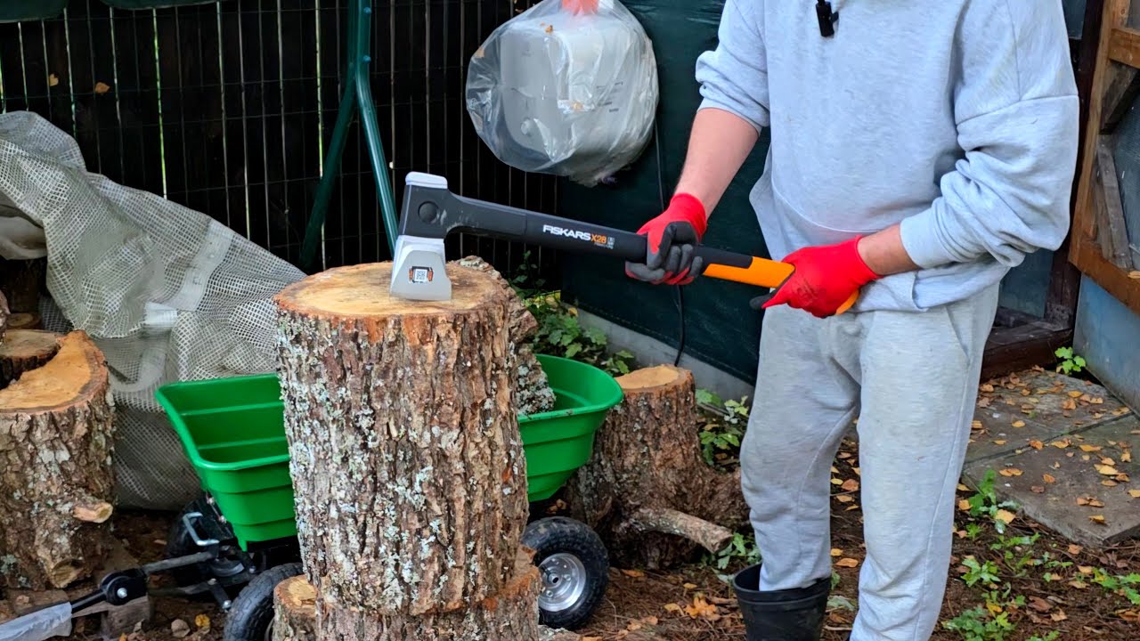 Fiskars X28 против дуба 🌳 Мой первый колун, и первый опыт! Лёгкий топор 🪓 с большой мощностью 🔥👍