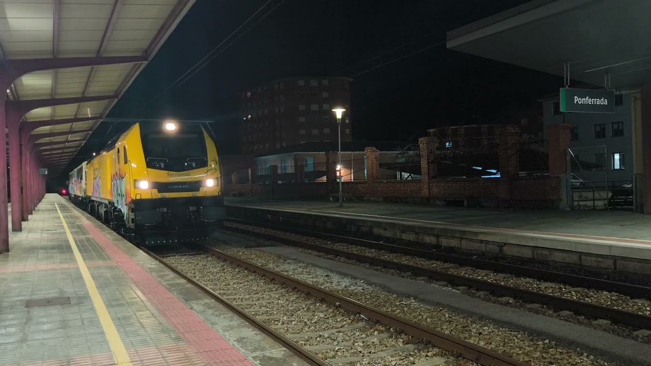 337-016 con auscultador procedente de Lugo de Llanera entrando en la estación de Ponferrada 