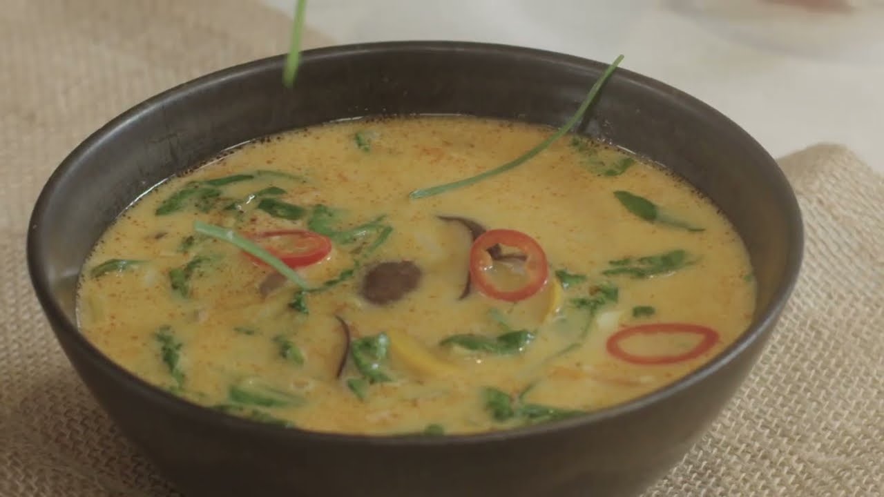 Soupe tha&iuml;e curry coco et p&acirc;tes grecques