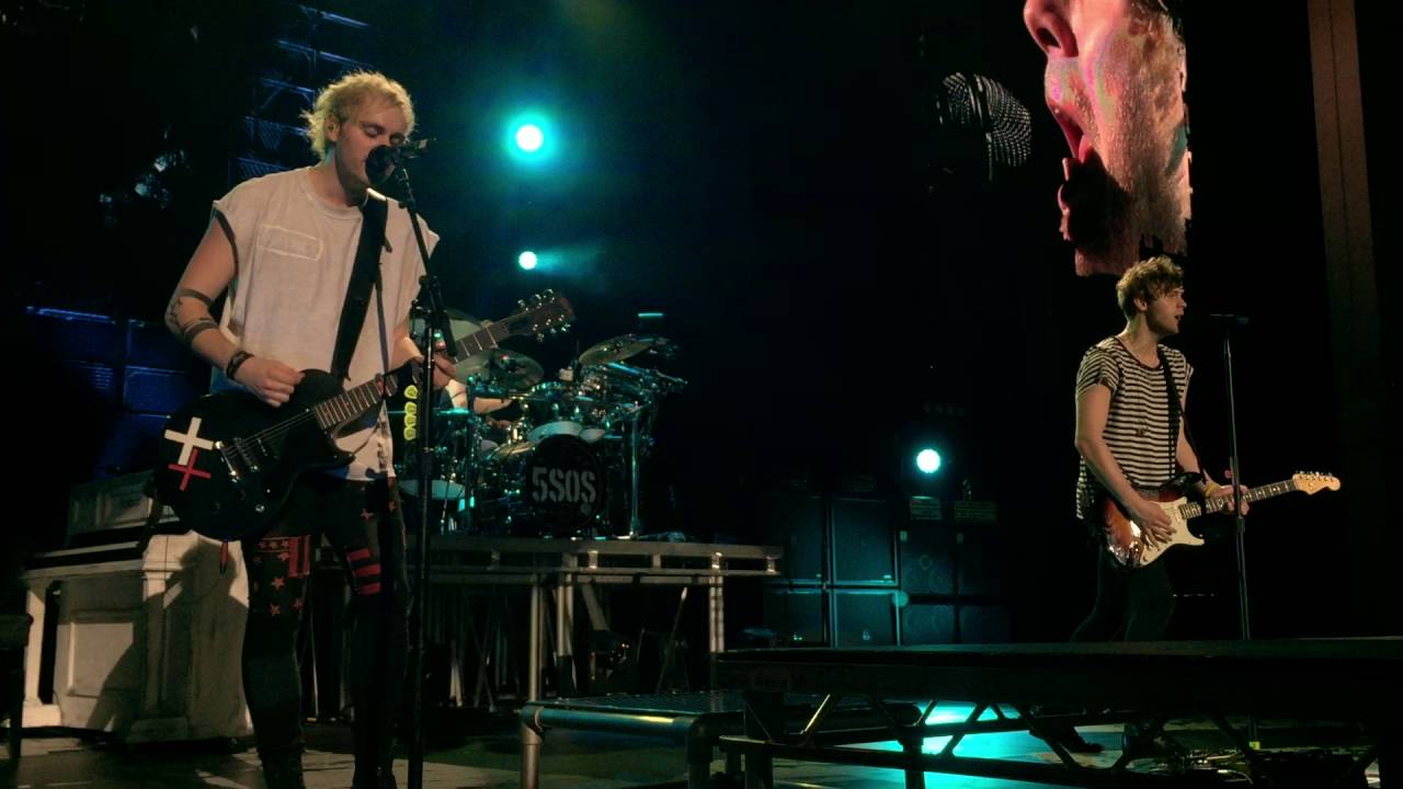 5 Seconds of Summer (5SOS) - Jet Black Heart // FRONT ROW // SLFL: Holmdel 2016
