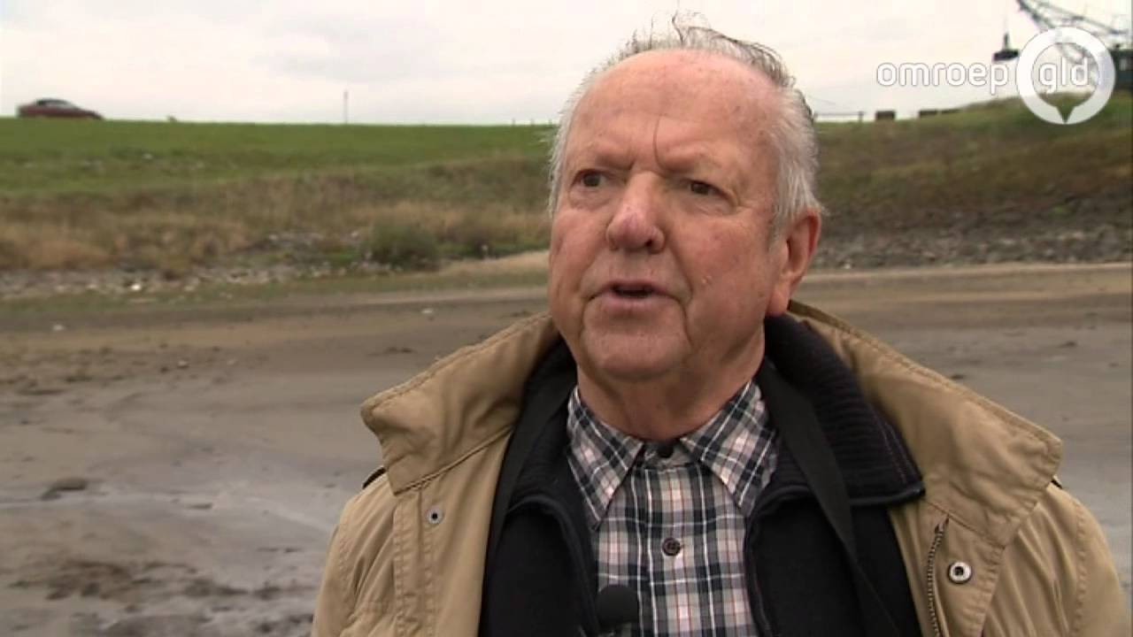 Goud zoeken bij laagwater in de Rijn bij Spijk