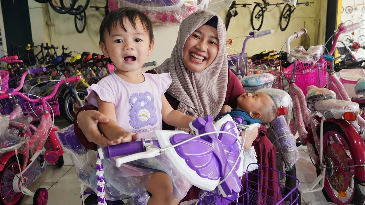 BAYI AZAM KASIH SUPRISE ULANG TAHUN SEPEDA BARU BUAT ARUMI 🎉 | Mamah azam