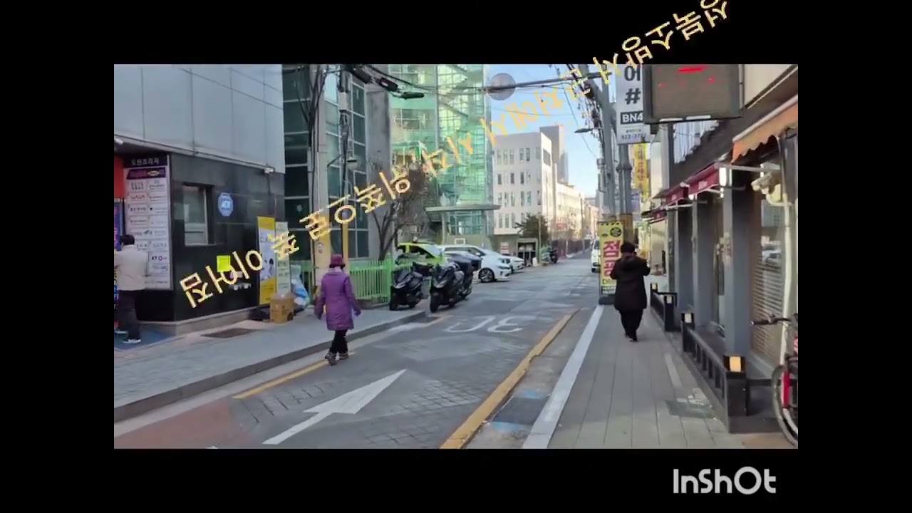 The city begins in its alleys,and ends on its streets.도시는 골목에서 시작되고,거리에서 기억됩니다.