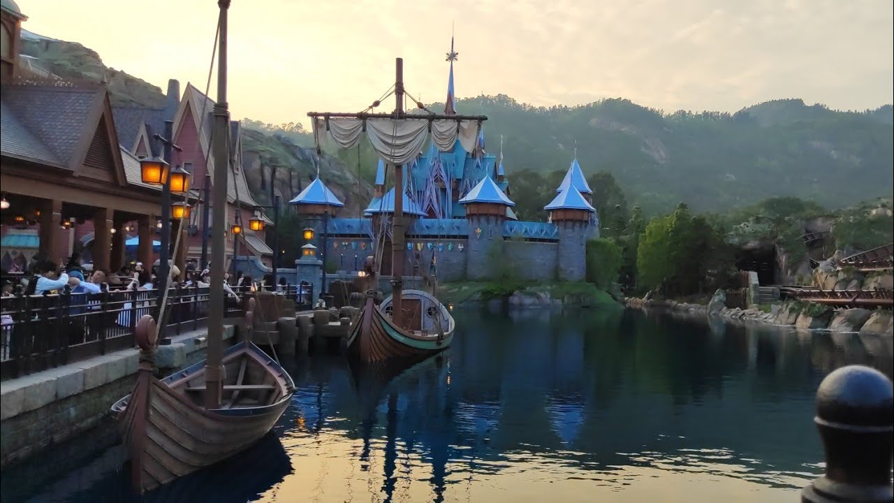 #satisfying #highlights #experience Frozen Castle Ride (HongKong Disneyland)