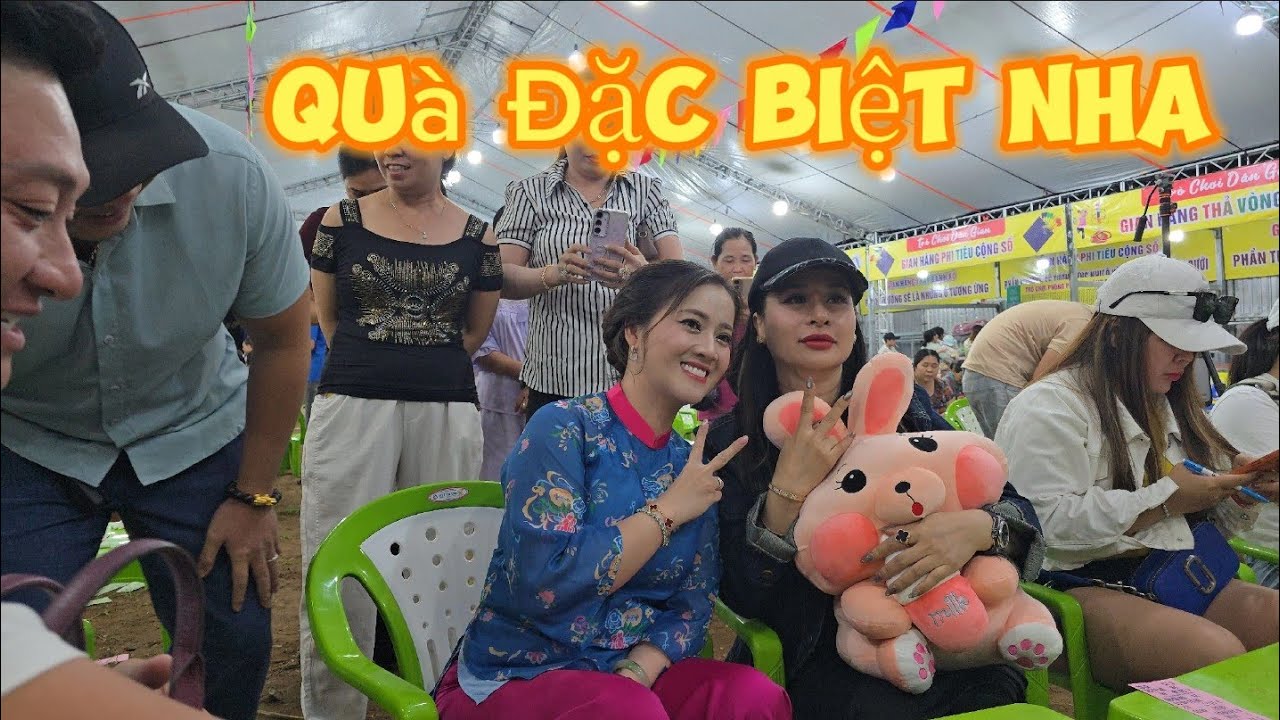 Hồng Loan Xuất Hiện Hồng NY Nhận Quà Đặc Biệt 