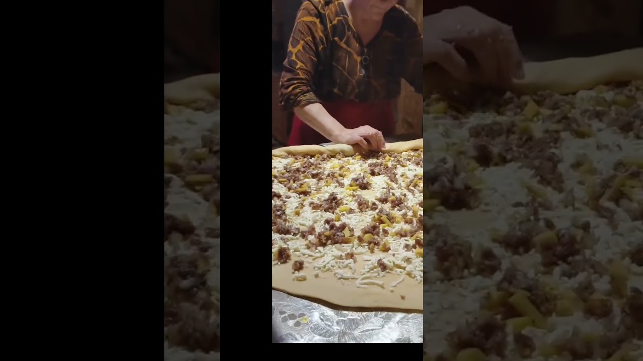 Приготовила слоёное тесто с начинкой сыр и мясо