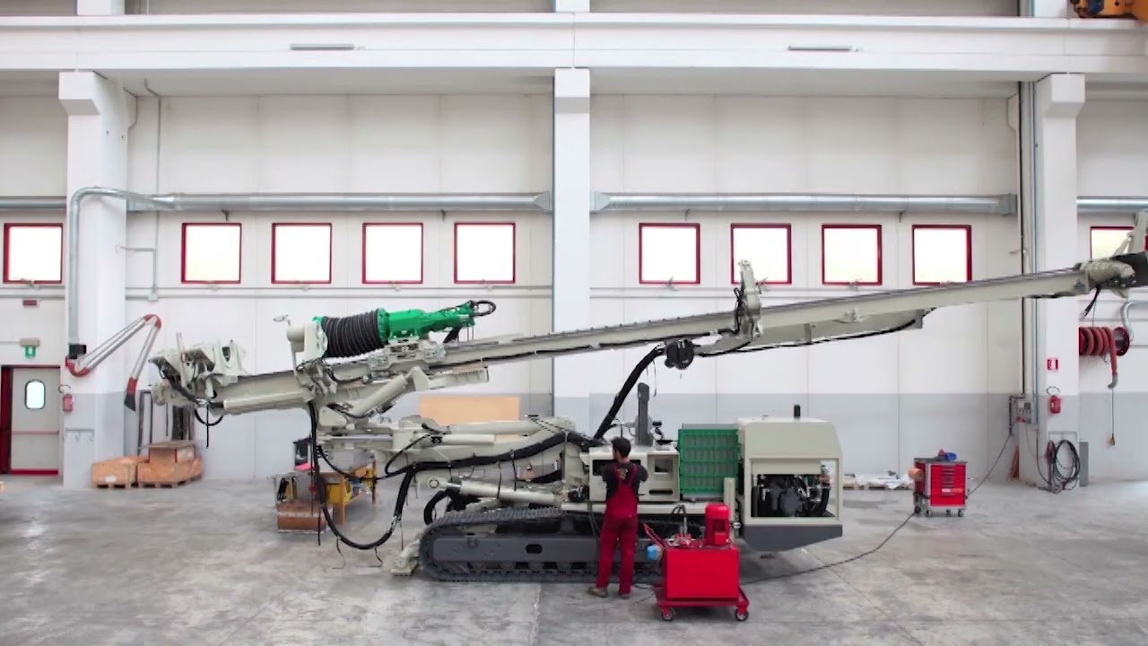 Rig Build! Watch the MC22 take shape at Comacchio HQ in Italy