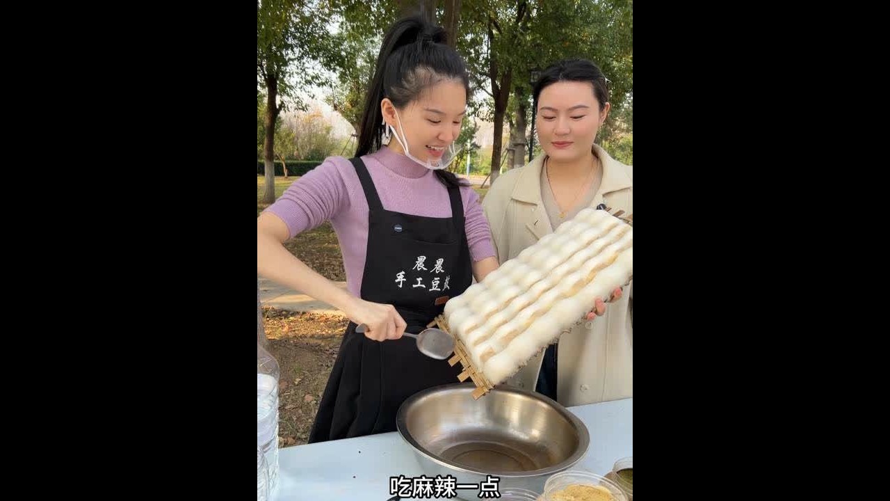 美女也爱吃霉豆腐，一口两个，嘎嘎上头#美食 #霉豆腐 #开胃菜