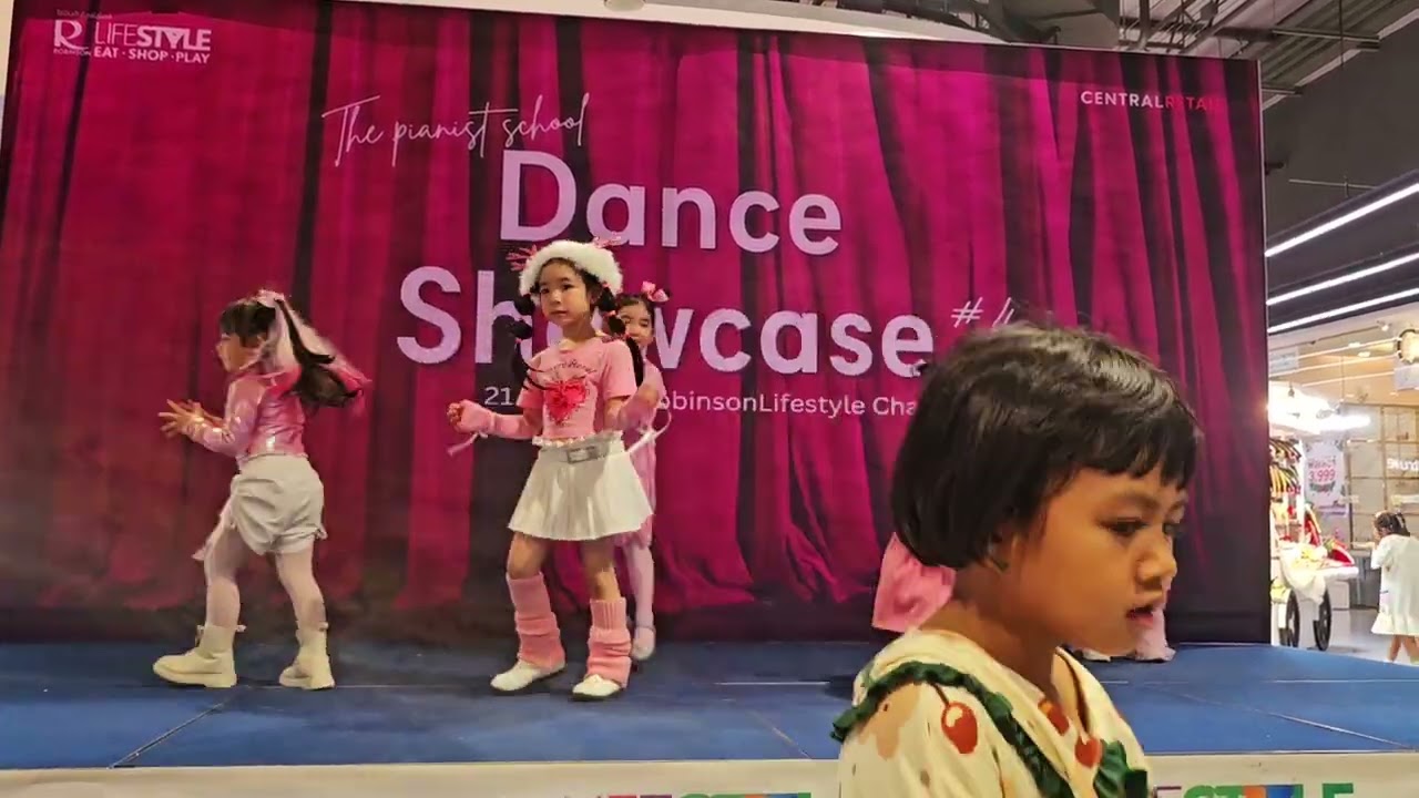ยูจิน showcase in Robinson lifestyle 🫶🫶