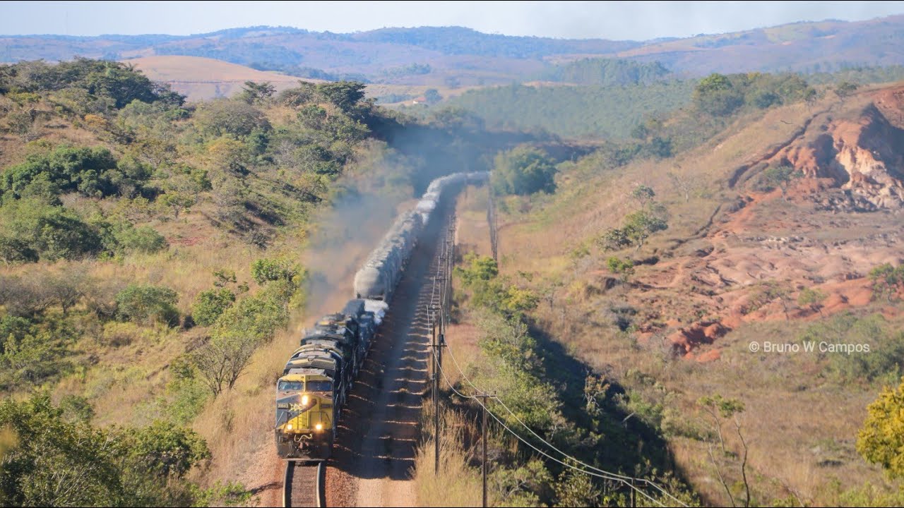 Longo e pesado trem de carga geral com 5 locomotivas na Ferrovia do A&ccedil;o em trecho de forte rampa