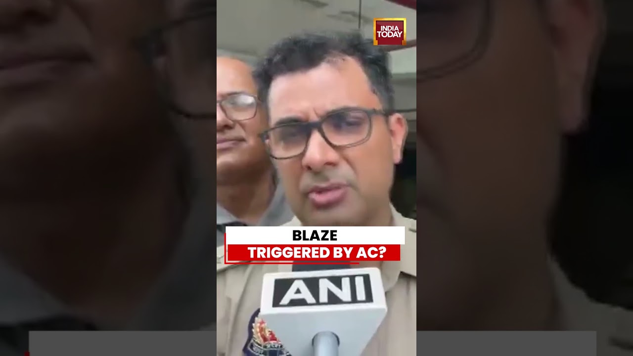 Fire Breaks Out At Noida Housing Society Flat, Blaze Contained; No Injuries Reported #shorts
