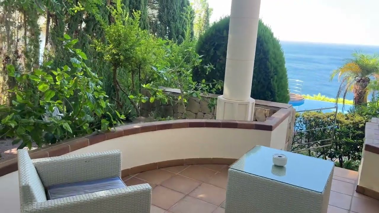ULTRA-LUXURIOUS FRONTLINE VILLA