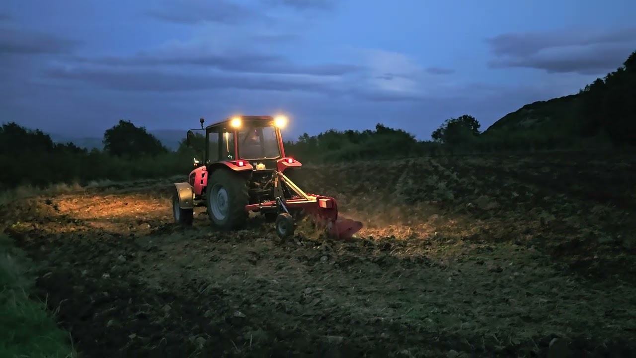 Belarus MTZ 1025.4 ploughing night, turbo straight pipe exhaust sound. Беларусь МТЗ 1025.4 пахота.