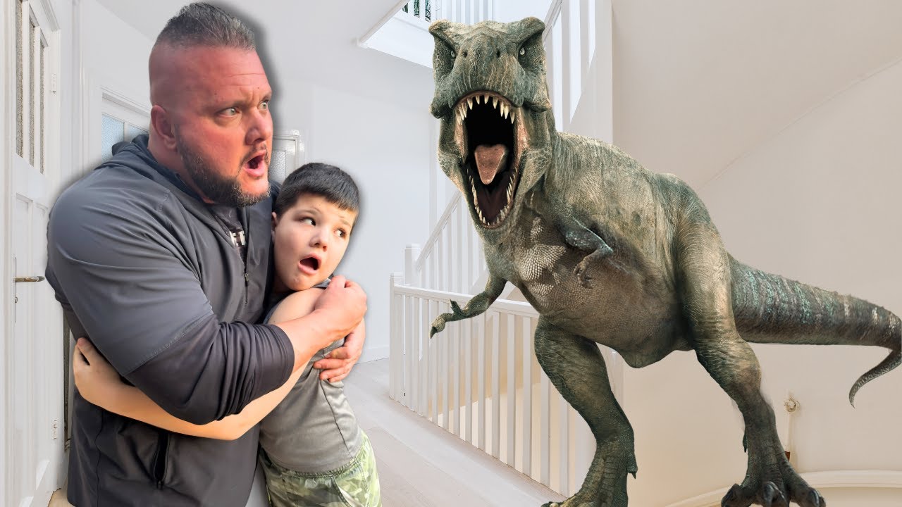 DINOZAUR W NASZYM DOMU! Caleb ZNAJDUJE KOŚCI T-REXA z zabawkami w kształcie JAJA!