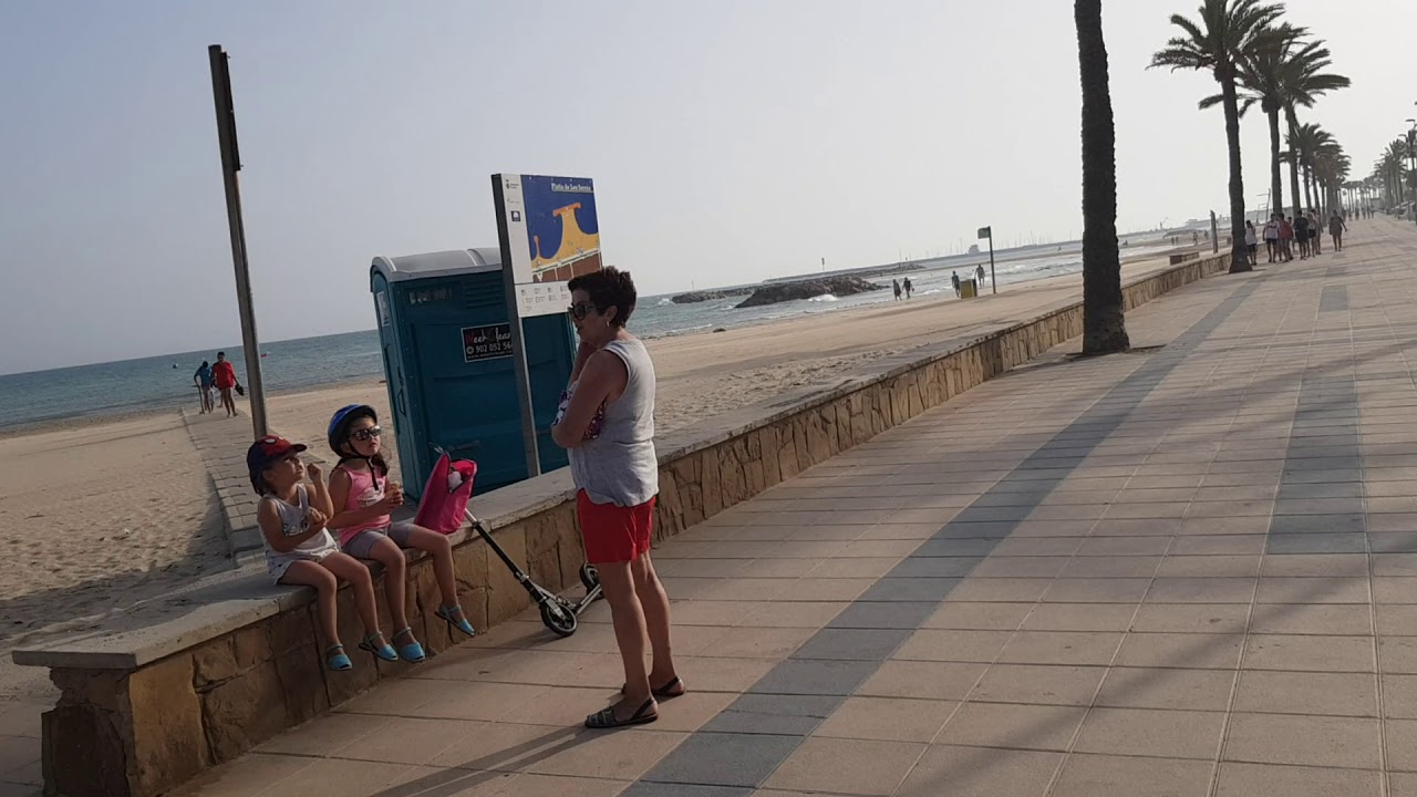 Вечер на пляжном променаде городка Segur de Calafell,  Catalunya