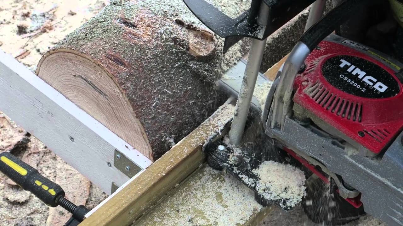 Pelkkahirrenveisto - log carving
