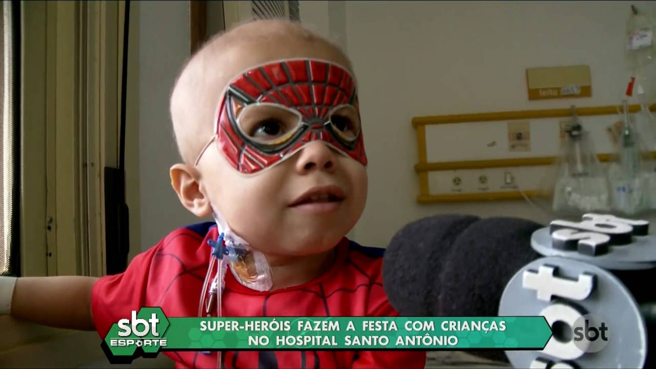 Super-heróis fazem a festa com crianças no Hospital Santo Antônio