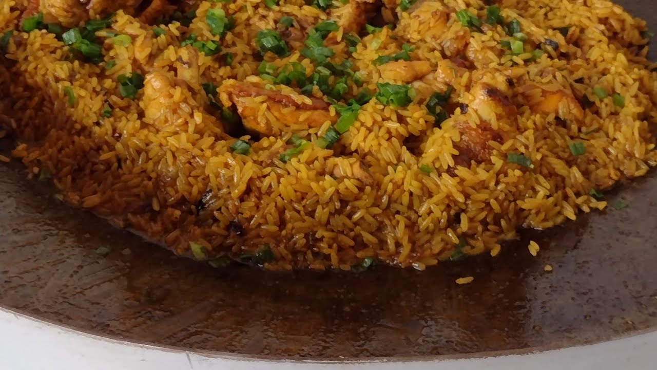 coxa e sobrecoxa com arroz no disco de arado.