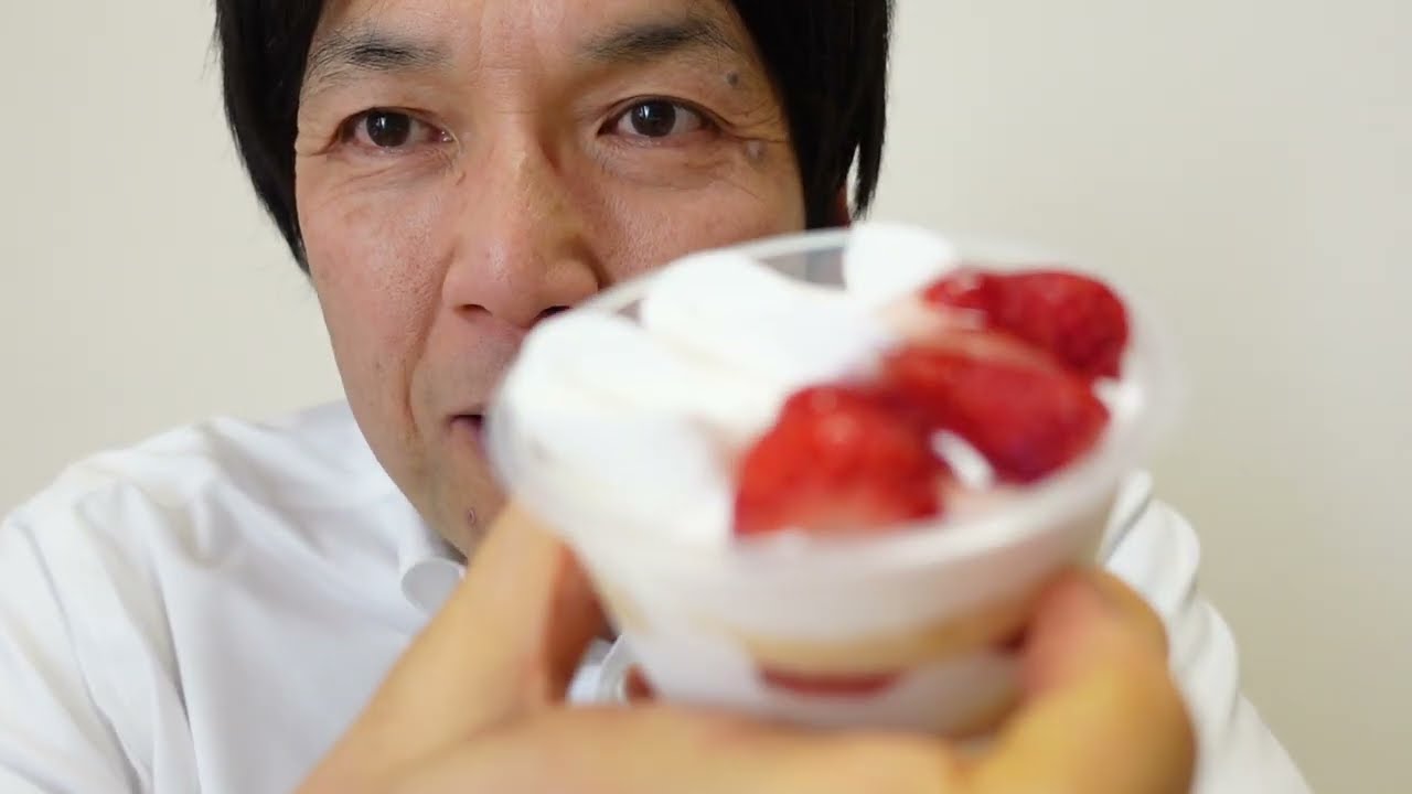事務所でデザート『スペシャル苺ショートケーキ』