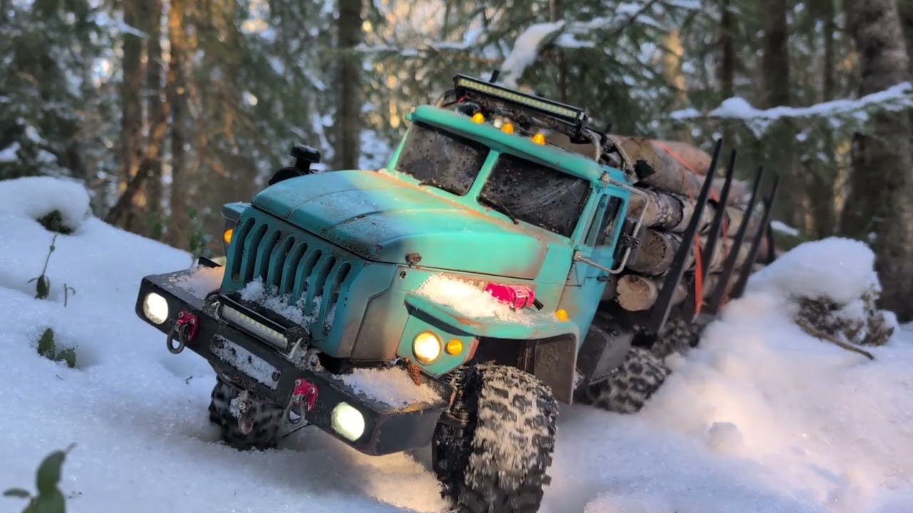 RC Ural4320 fighting in the snow. #rccrawler 