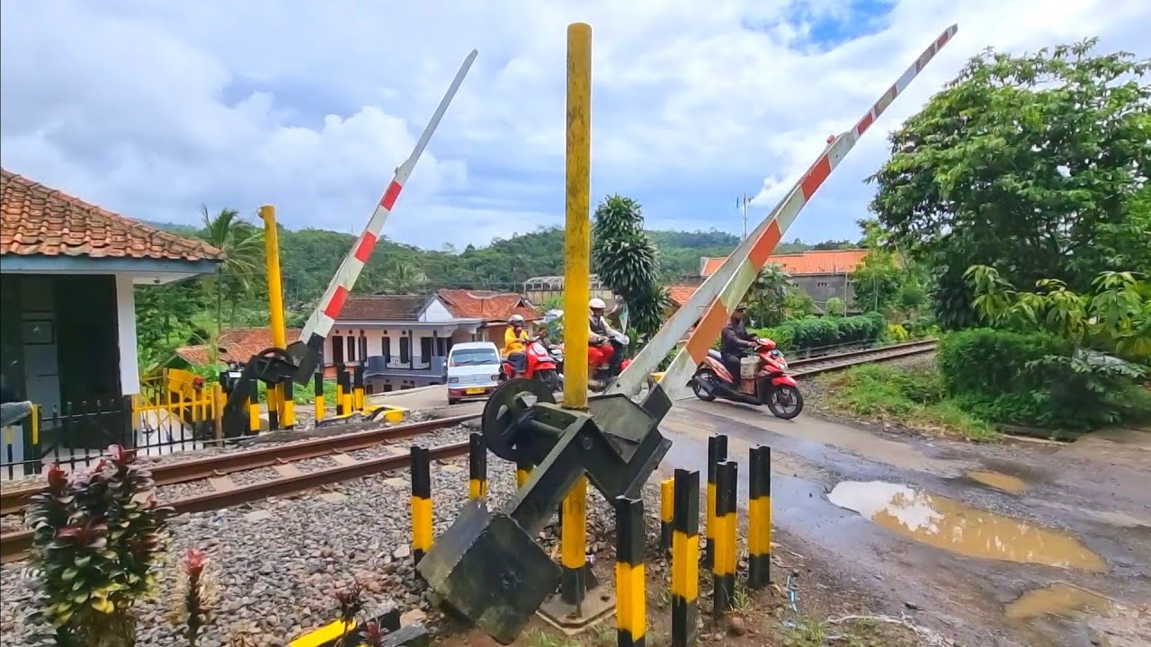 3 Perlintasan Kereta Api Siliwangi Dengan Palang Super Manual