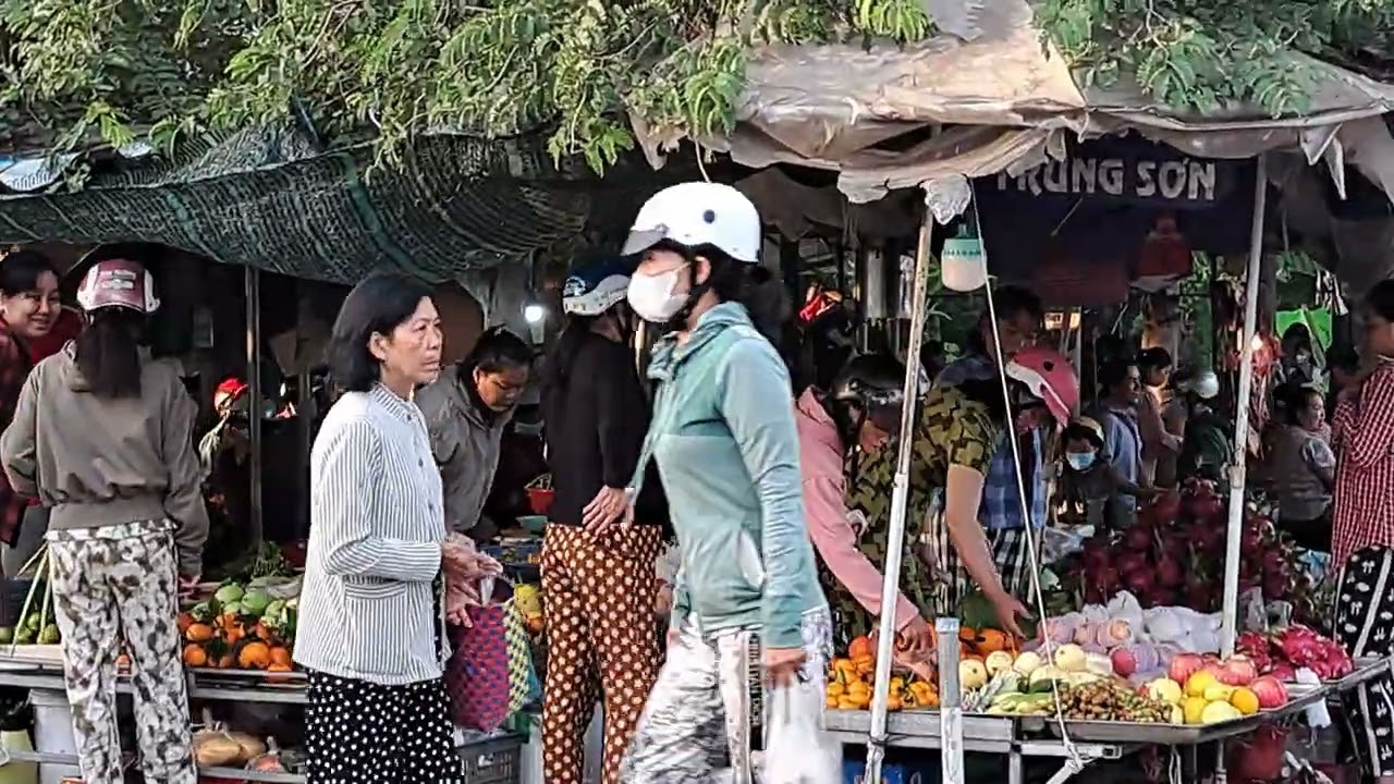 Chợ Tân Thiềng sáng 29 Tết 
