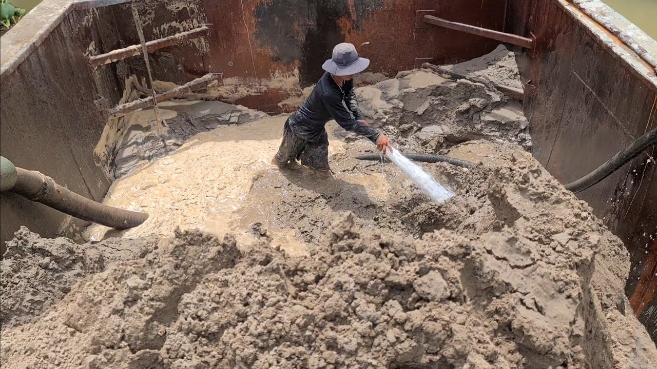 Kỹ thuật bơm cát nhanh tốc độ của anh em ghe nhỏ ở miền Tây/High speed sand pumping technique