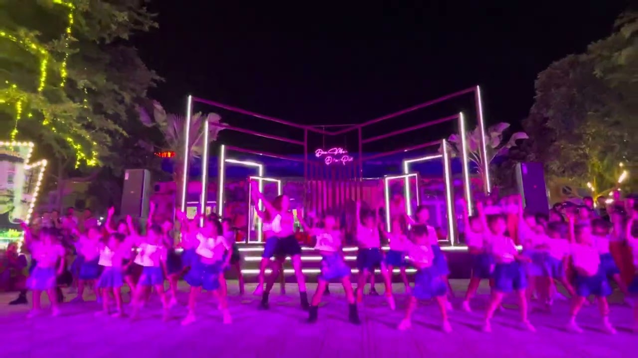 show đầu tiên của clb zumba kids Oanh Oriole tại phố đi bộ đảo ngọc