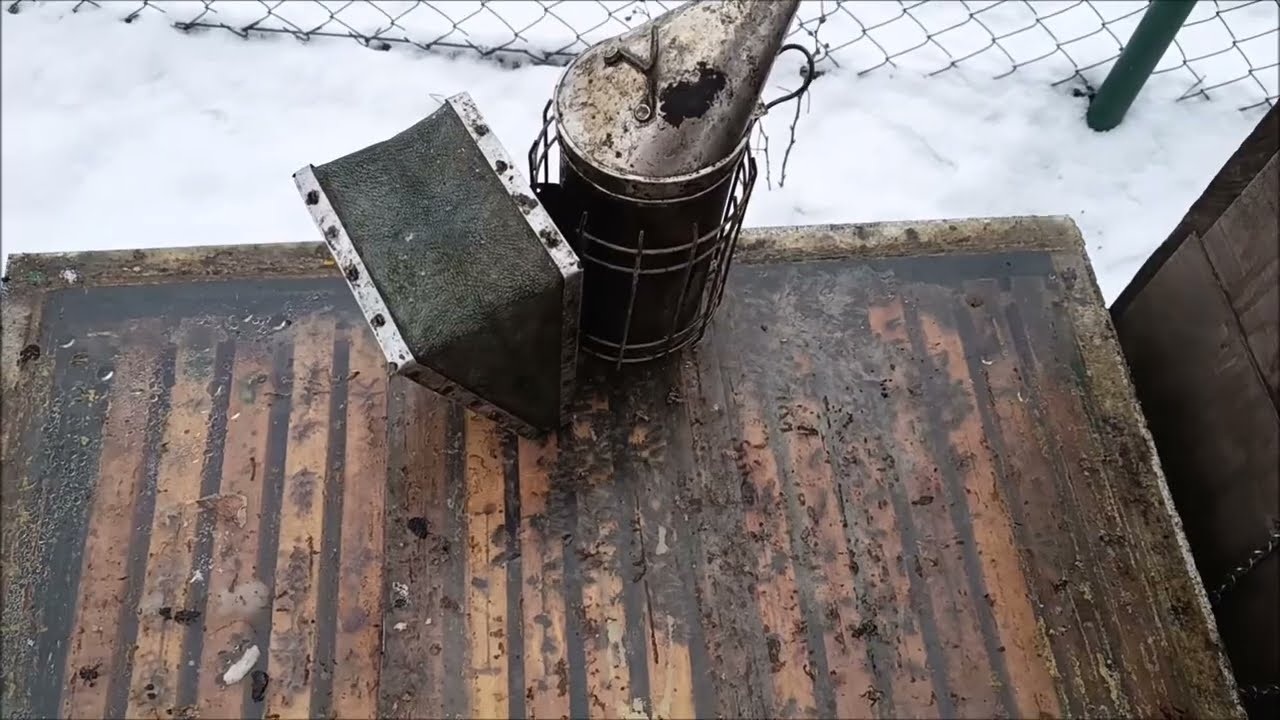Styrodurový úl typu Ležan je potřeba včely krmit, doplnit zásoby a hlídat zda je mají u plodu.