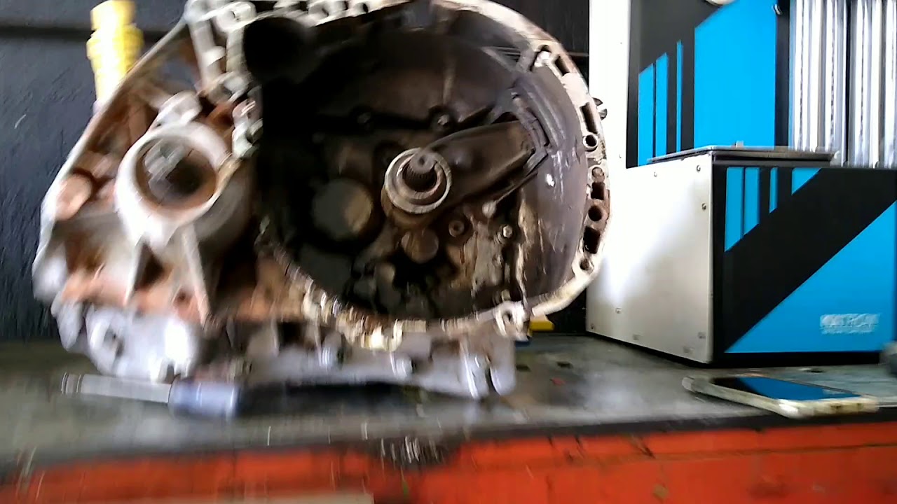 Renault logan troca do retentor do volante  motor