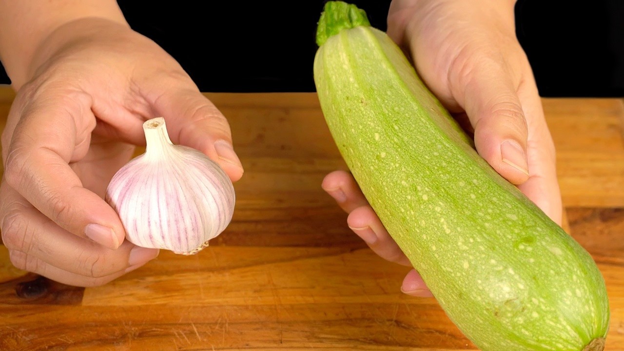Gebratene Zucchini mit Knoblauch – das leckerste Rezept! So einfach und schnell!