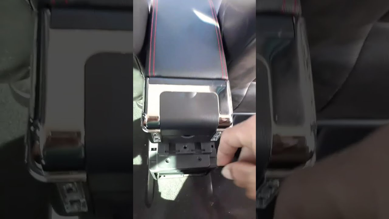 Apoio de braço  universal no golf Sapão 100%funcional com seis entrada usb e dois porta objetos.