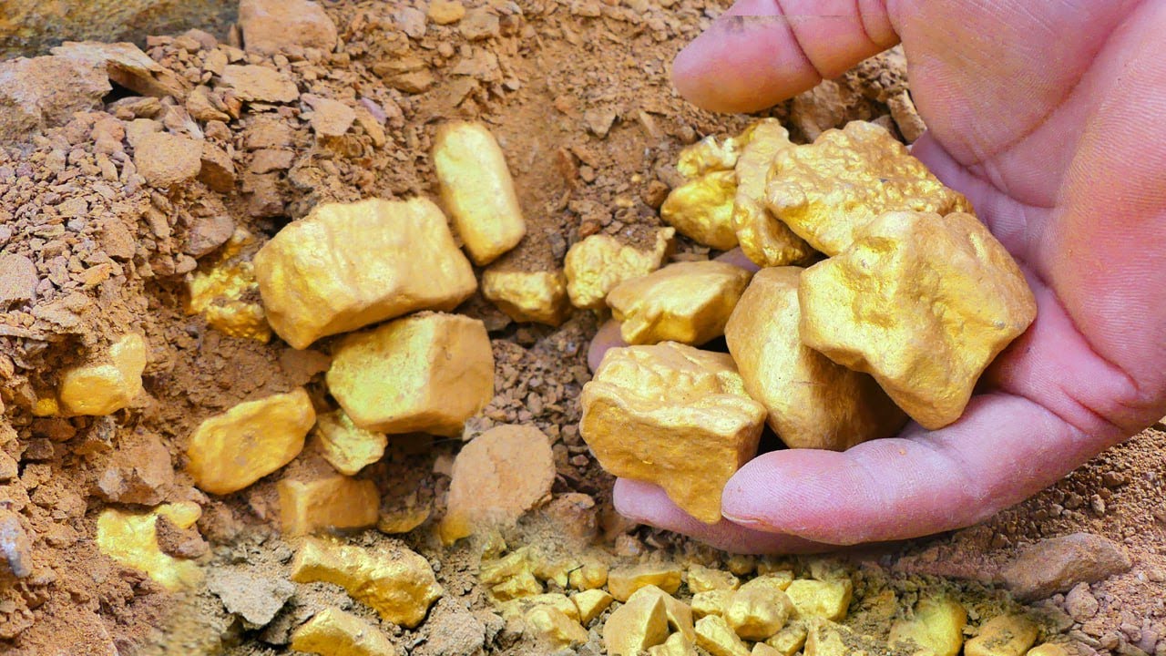 Gold Rush! Searching for Gold Nuggets at Mountain worth Million $$