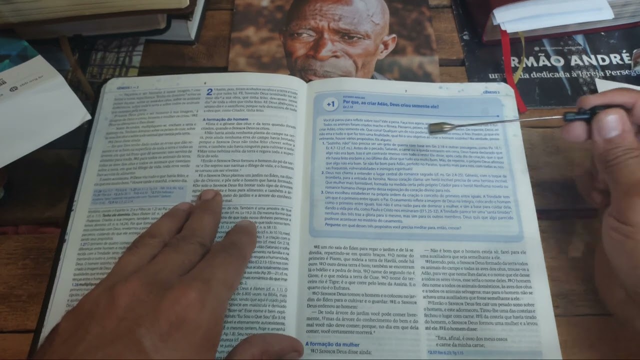 Bíblia de estudo do Discipulado Herói e Heroína a Deus toda glória.