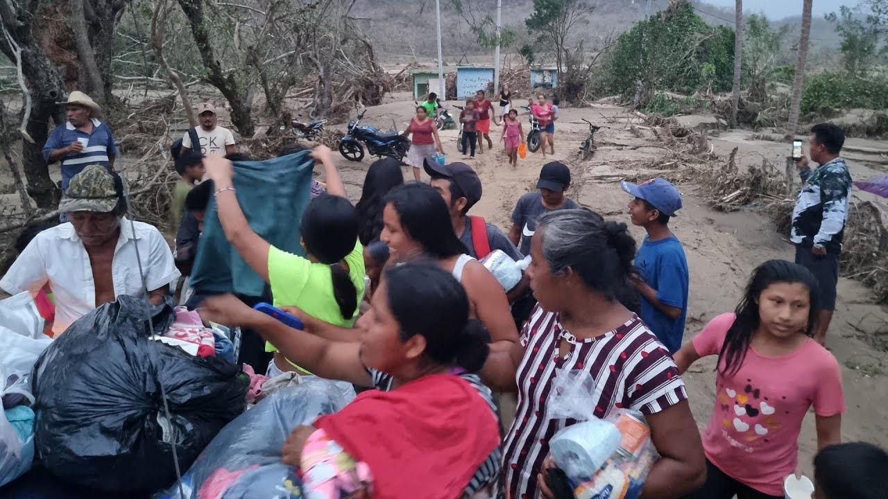 I joined a hurricane relief effort in La Crucecita in Oaxaca, Mexico - LA to Argentina-[MEX Ep.152]