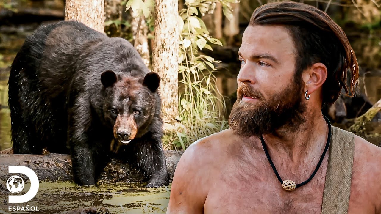 &iexcl;Un oso cerca del refugio! | Supervivencia al desnudo: edici&oacute;n extrema | Discovery en Espa&ntilde;ol